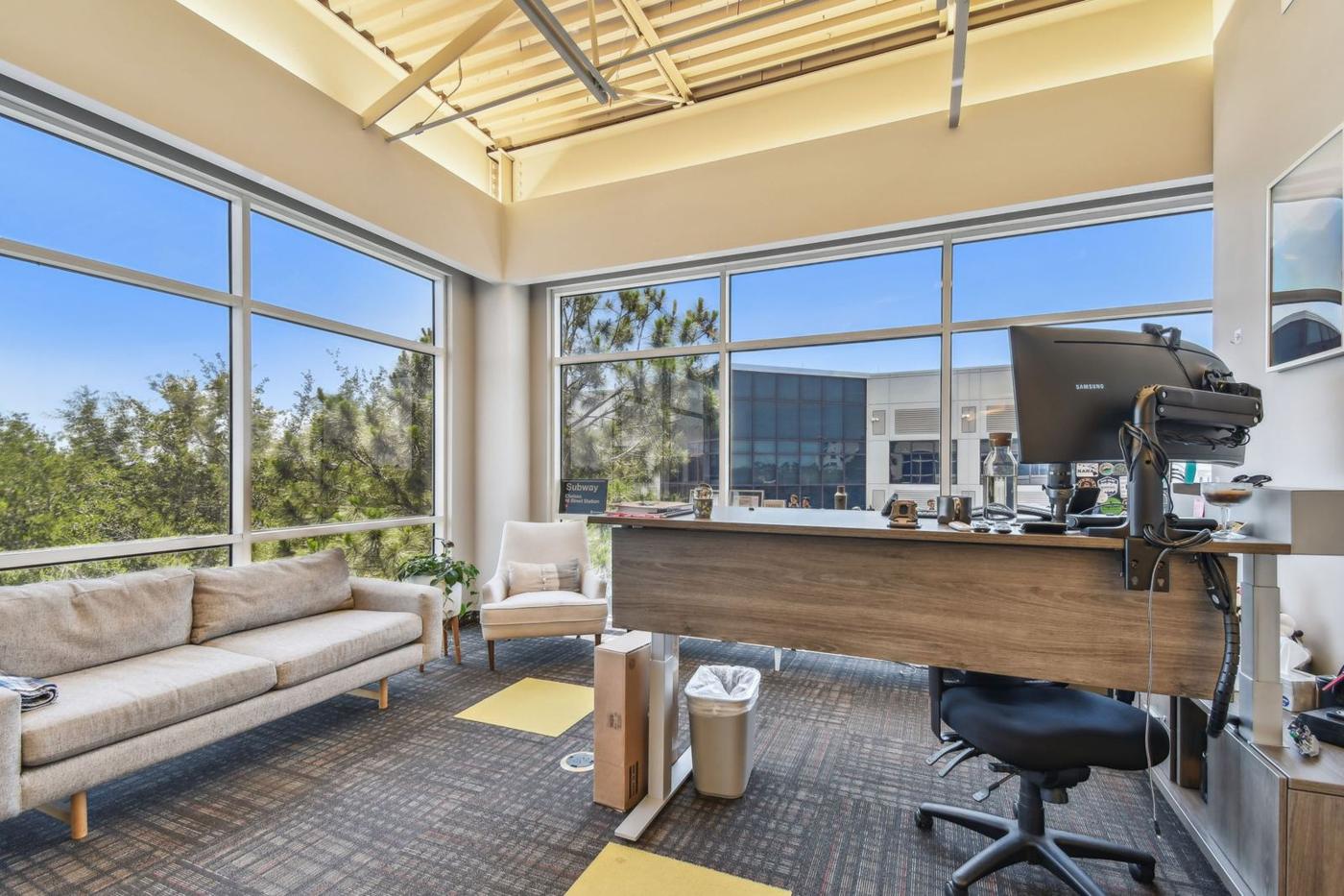 Suite 3060: corner room with floor-to-ceiling windows