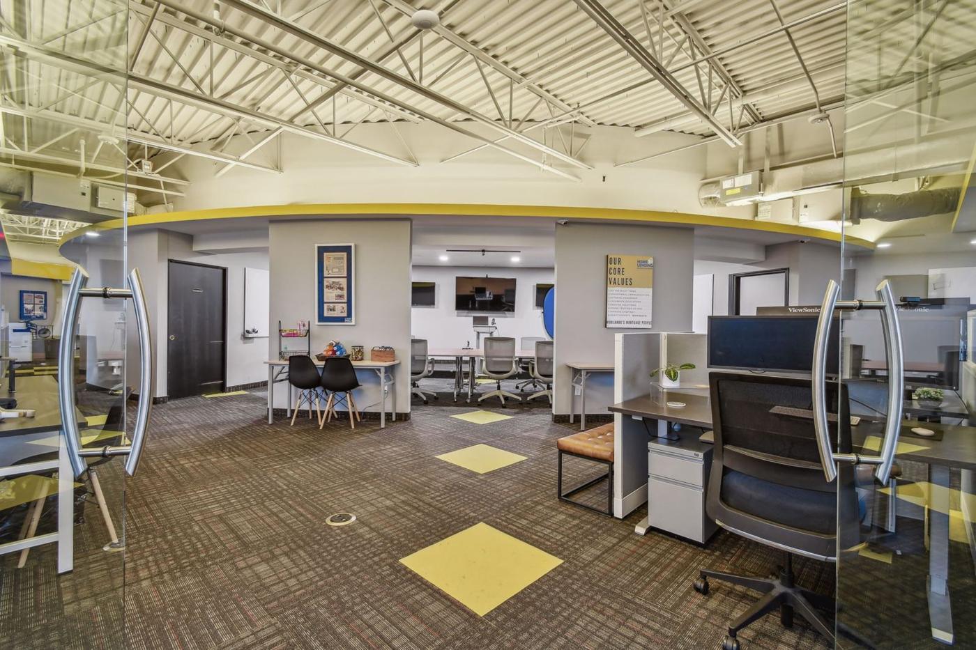 Suite 3060: open area under the high ceiling