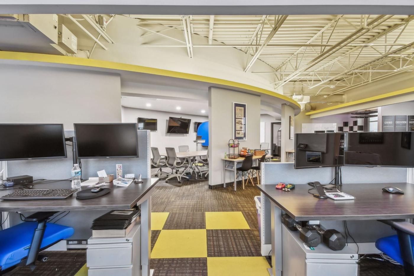 Suite 3060: open bullpen with a high open ceiling